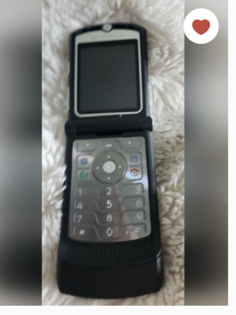3 Vintage Motorola flip phones... with chargers.